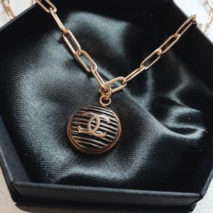 Les Bijoux Vintage Chanel necklace